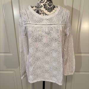 L'affaire White eyelet pullover blouse w/crochet ribbon/covered shoulder buttons